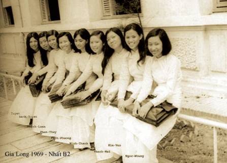 Nữ sinh trường Gia Long năm 1969 với chiếc áo dài thướt tha.