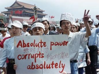 Một nhóm nhà báo ủng hộ các sinh viên biểu tình đòi dân chủ ở quảng trường Thiên An Môn, 17/05/1989