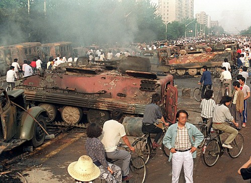 http://images10.levif.be/images/resized/119/502/426/403/0/500_0_KEEP_RATIO_SHRINK_CENTER_FFFFFF/image/Place-Tiananmen-le-4-juin-1989-.jpg