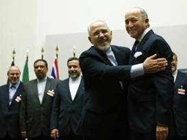 Ngoại trưởng Iran Mohammad Javad Zarif (T) và đồng nhiệm Pháp Laurent Fabius, sau cuộc hội đàm tại Geneve, Thụy Sĩ