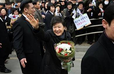 Bà Park Geun-hye vẫy chào mọi ngườikhi rờinhà riêng ở phía nam Seoul tới lễ nhậm chức.