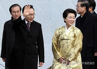 Tổng thống mãn nhiệm Lee Myung-bak và phu nhân tới dự lễ nhậm chức của bà Park.