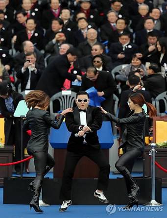 Ca sĩ nổi tiếng Hàn Quốc Spy biểu diễn trong lễ nhậm chức của Tổng thống Park.