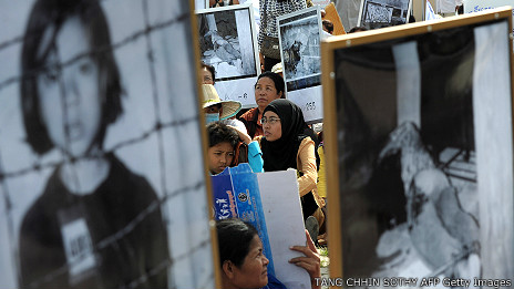 Người Campuchia mang theo ảnh các nạn nhân của Khmer Đỏ trong cuộc biểu tình hôm 9/6/2013 phản đối một lãnh đạo đảng đối lập nói các trại tù của Khmer Đỏ là sự can thiệp của Việt Nam