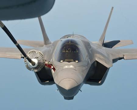 Máy bay F-35 của Mỹ đang   tiếp dầu trên không