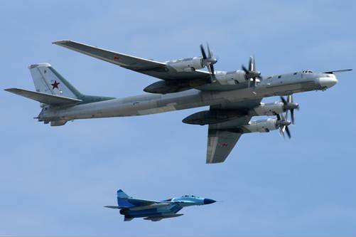 Tupolev-Tu-95-over-Moscow-Kustov-1377181