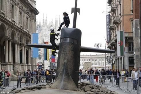 Italia: Sự thật về  vụ tàu ngầm trồi lên giữa phố