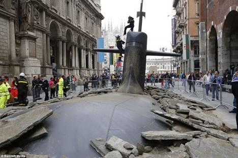 Italia: Sự thật về vụ tàu ngầm trồi lên giữa phố