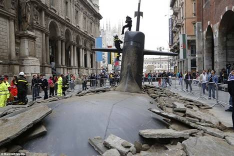 Italia: Sự thật về vụ tàu ngầm trồi lên giữa phố