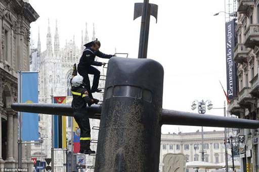 Italia: Sự thật về vụ tàu ngầm trồi lên giữa phố