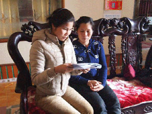 Bà Phạm Thị Báu (trái) và Nguyễn Thị Thương 