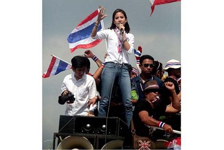 Đối thủ chính trị của bà Yingluck: Trẻ hơn, đẹp hơn và… bốc đồng hơn