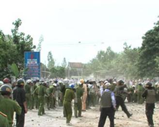 Đông đảo các lực lượng công an được điều động xuống giải tỏa giáo dân xứ Mỹ Yên, tỉnh Nghệ An ngày 4 tháng 9, 2013