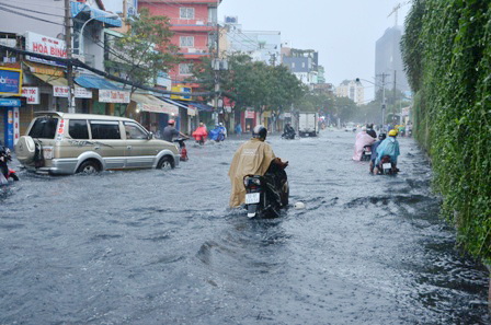 Nhiều tuyến đường ngập sâu sau trận mưa lớn vào sáng nay