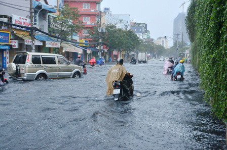 Nhiều tuyến đường ngập sâu sau trận mưa lớn vào sáng nay