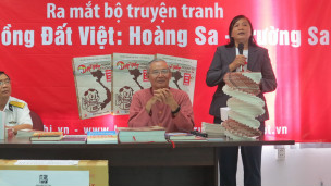 Bà Mỹ Hạnh và ông Nguyễn Nhã tại buổi ra mắt tập truyện