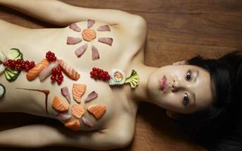 Chiêm ngưỡng nghệ thuật sushi Nhật Bản khoả thân (Nyotaimori) 9