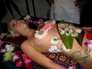 http://img2.tamtay.vn/files/photo2/2012/4/18/10/4968401/4f8e3c24_28f95699_nyotaimori%20-%20naked%20sushi-sushi%20khoa%20than%20%2015_resize.jpg