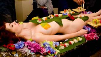 http://img2.tamtay.vn/files/photo2/2012/4/18/10/4968401/4f8e3c25_3e82d0db_nyotaimori%20-%20naked%20sushi-sushi%20khoa%20than%20%2016.jpg