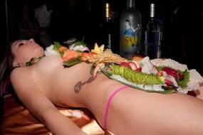 http://img2.tamtay.vn/files/photo2/2012/4/18/11/4968401/4f8e3c65_5e979cd8_nyotaimori%20-%20naked%20sushi-sushi%20khoa%20than%20%2024.jpg