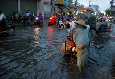 Mưa lớn, TP.HCM ngập sâu trong biển nước đen 1