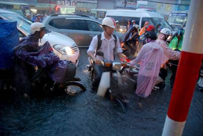 Mưa lớn, TP.HCM ngập sâu trong biển nước đen 2