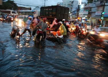 Mưa lớn, TP.HCM ngập sâu trong biển nước đen 5