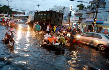 Mưa lớn, TP.HCM ngập sâu trong biển nước đen 6