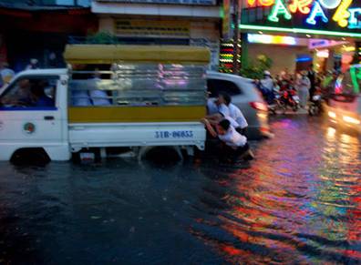 Mưa lớn, TP.HCM ngập sâu trong biển nước đen 7