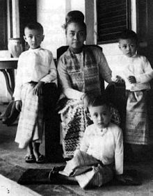http://upload.wikimedia.org/wikipedia/commons/thumb/9/93/Khin_Kyi_and_family.jpg/220px-Khin_Kyi_and_family.jpg